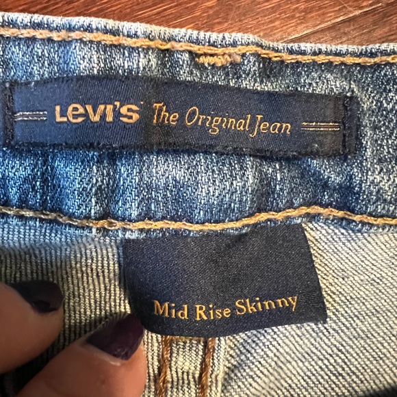 Levi’s mid rise skinny - Picture 2 of 4